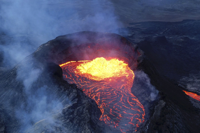 Cratère avec reprise d'activité du lac de lave - 1mn 02s